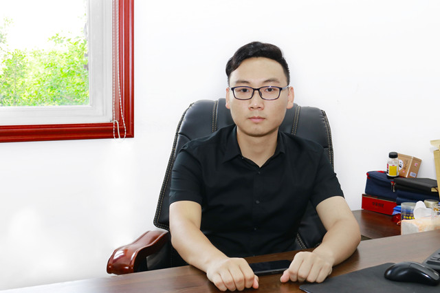 畢業五年身家千萬，難忘母校情誼