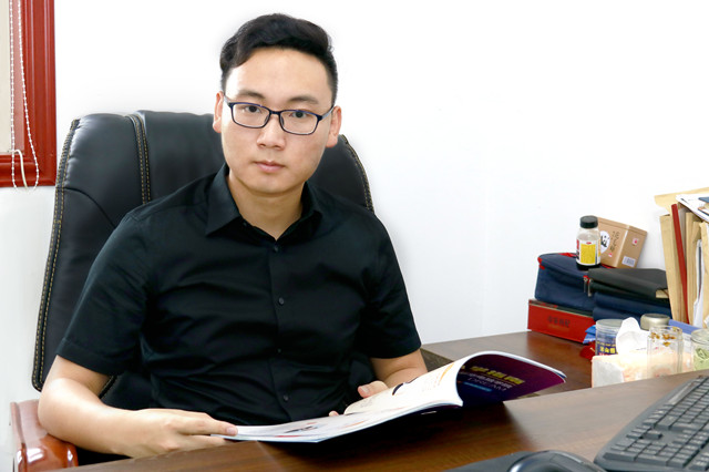 畢業五年身家千萬，難忘母校情誼